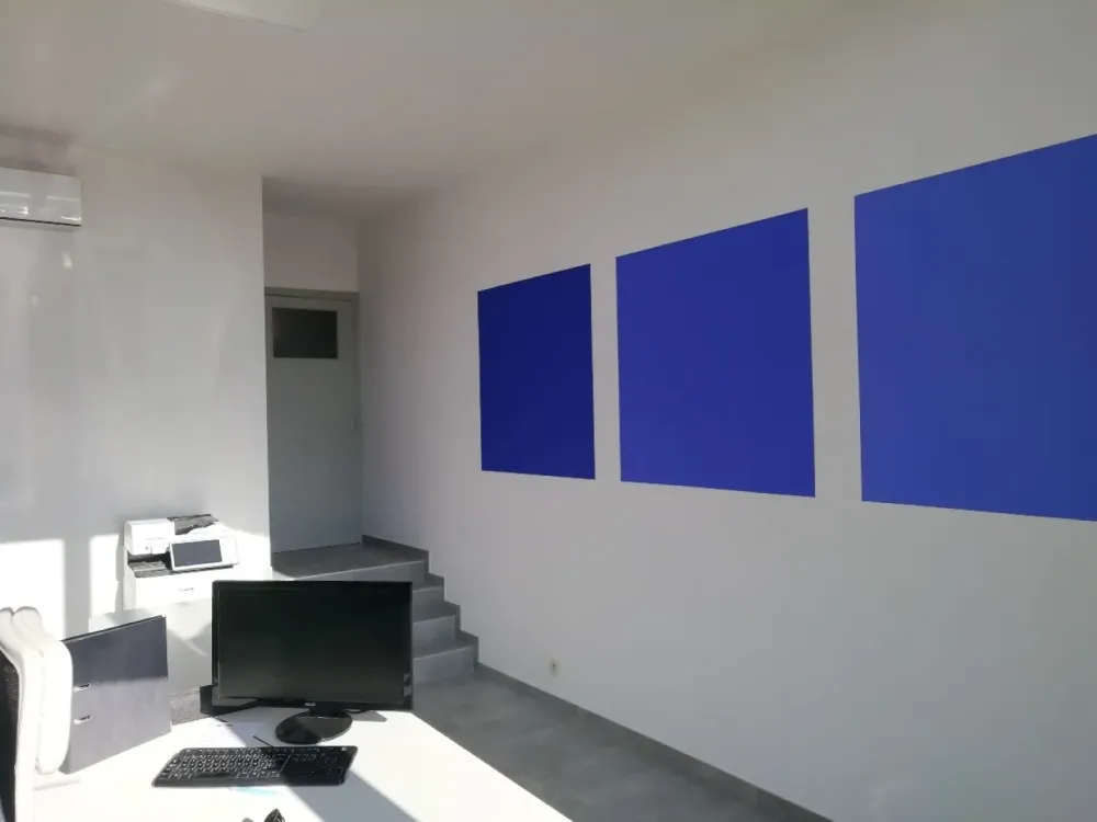 Peinture et carré bleuwebp