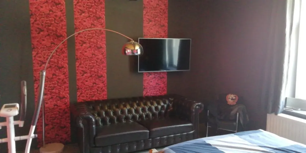 Peinture interieure maison rouge canape
