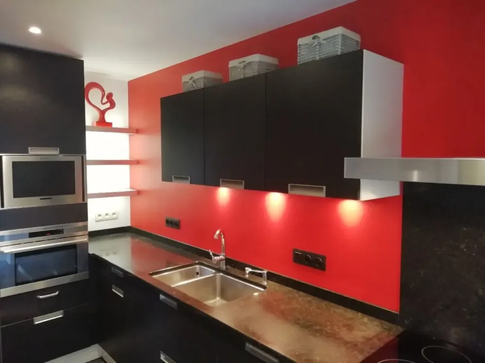 Peinture rouge et noir cuisine